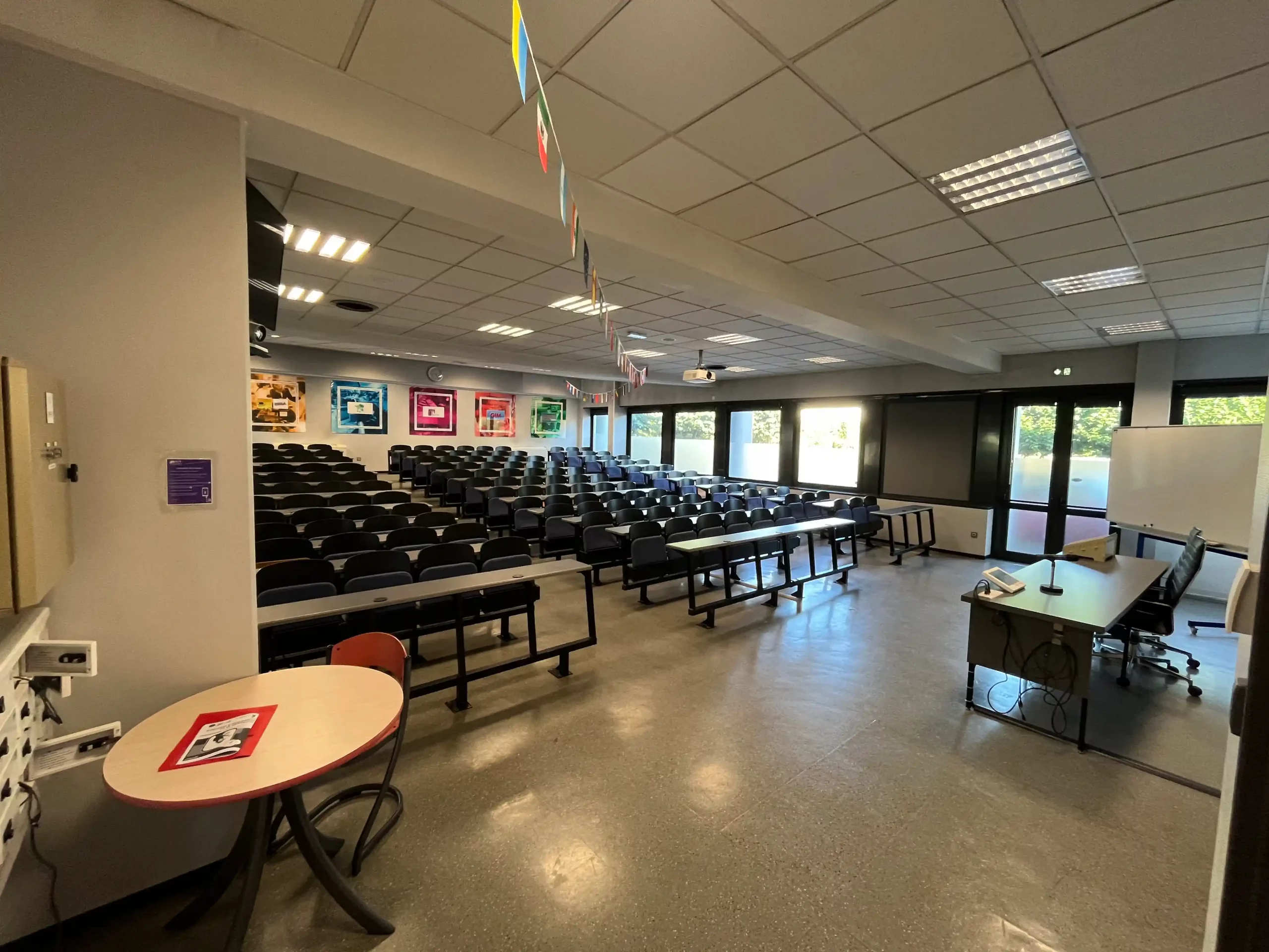 Amphithéâtre de l'IUT de Chartres modernisé par ElectriZen avec un système d'éclairage intelligent KNX et DALI