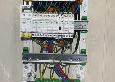 Câblage de précision des disjoncteurs divisionnaires et des interrupteurs différentiels 30mA pour garantir la norme NF C 15-100