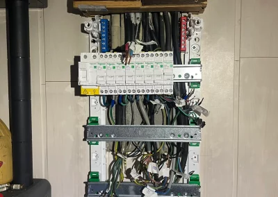 Début d'installation du nouveau coffret Schneider Electric et réorganisation méthodique des circuits électriques existants