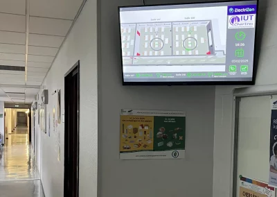 Écran d'affichage dynamique ElectriZen dans les couloirs de l'IUT montrant la supervision énergétique des salles en temps réel