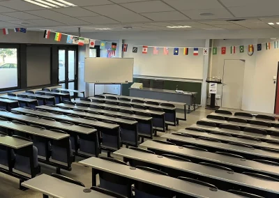 Gradins de l'amphithéâtre de l'IUT de Chartres bénéficiant d'un éclairage automatisé adapté aux scénarios pédagogiques