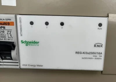 Module de comptage d'énergie KNX Schneider Electric permettant de mesurer la baisse de consommation d'éclairage de l'IUT