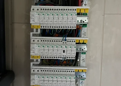 Nouveau tableau électrique Schneider Electric entièrement raccordé, prêt à être testé pour la mise en conformité de la maison