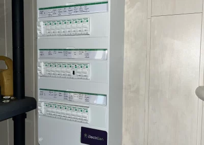 Nouveau tableau électrique Schneider Electric sécurisé, étiqueté et mis aux normes par ElectriZen à Dreux.