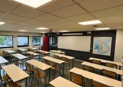 Salle de classe de l'IUT équipée de capteurs pour ajuster l'éclairage artificiel en fonction de la lumière naturelle