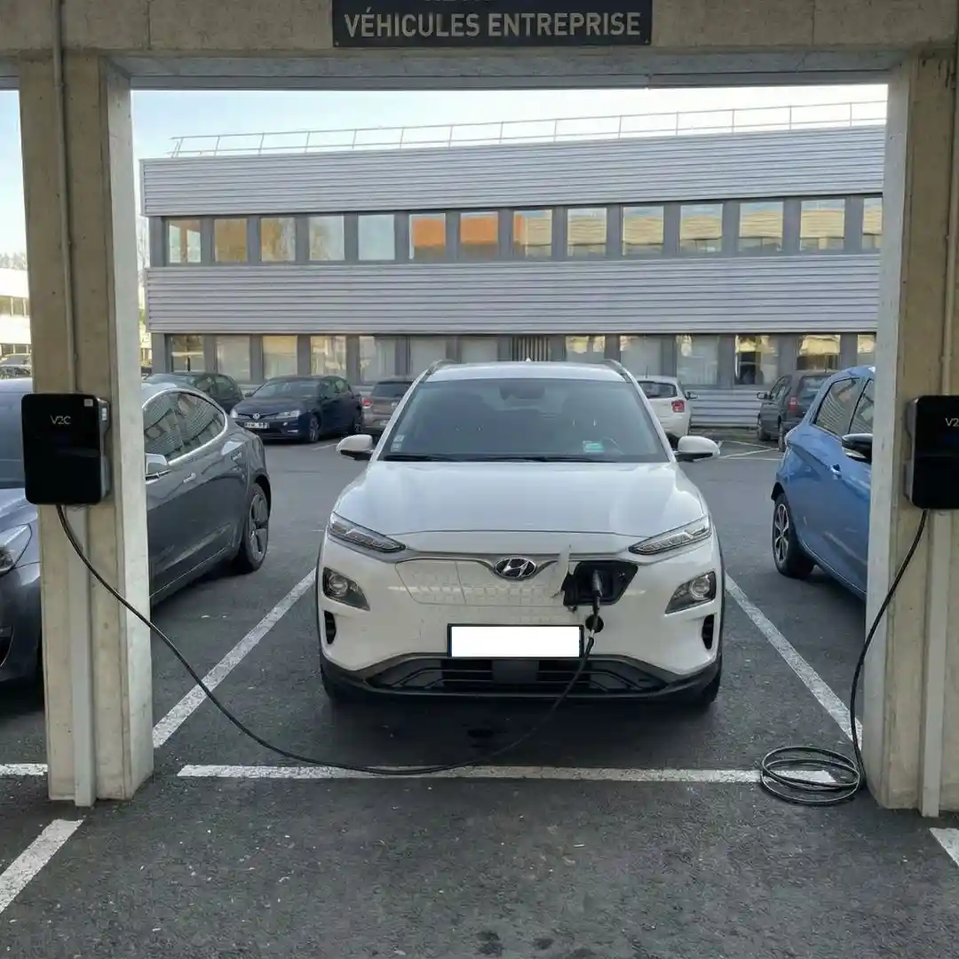 borne de recharge IRVE connecte dans un parking prive d une entreprise a dreux
