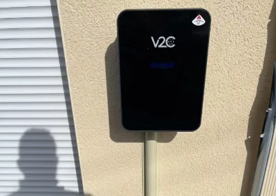 borne recharge vehicule irve fixee sur le mur d une maison