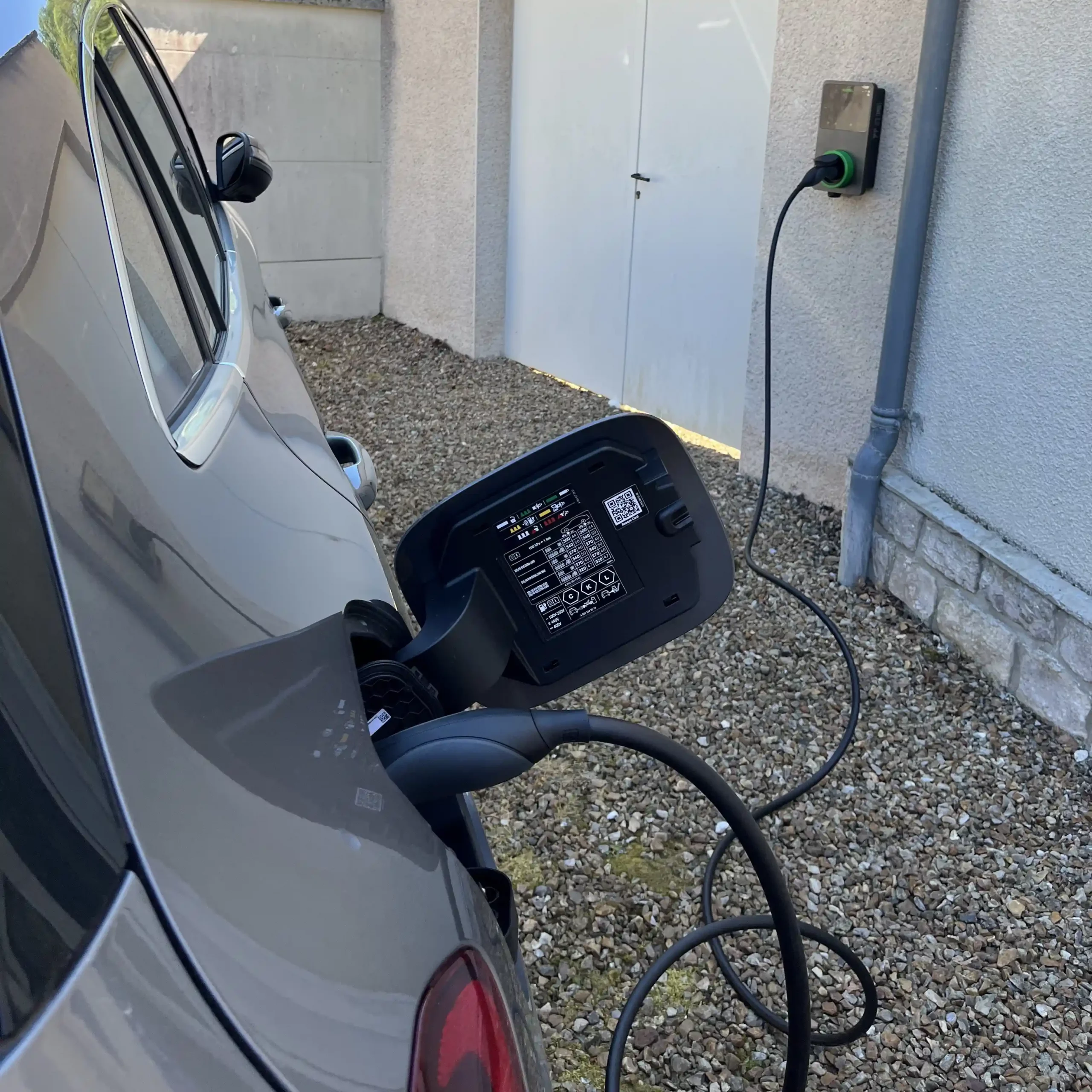 branchement d un vehicule a une station de recharge irve a domicile