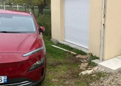 facade maison avec une voiture avant travaux irve