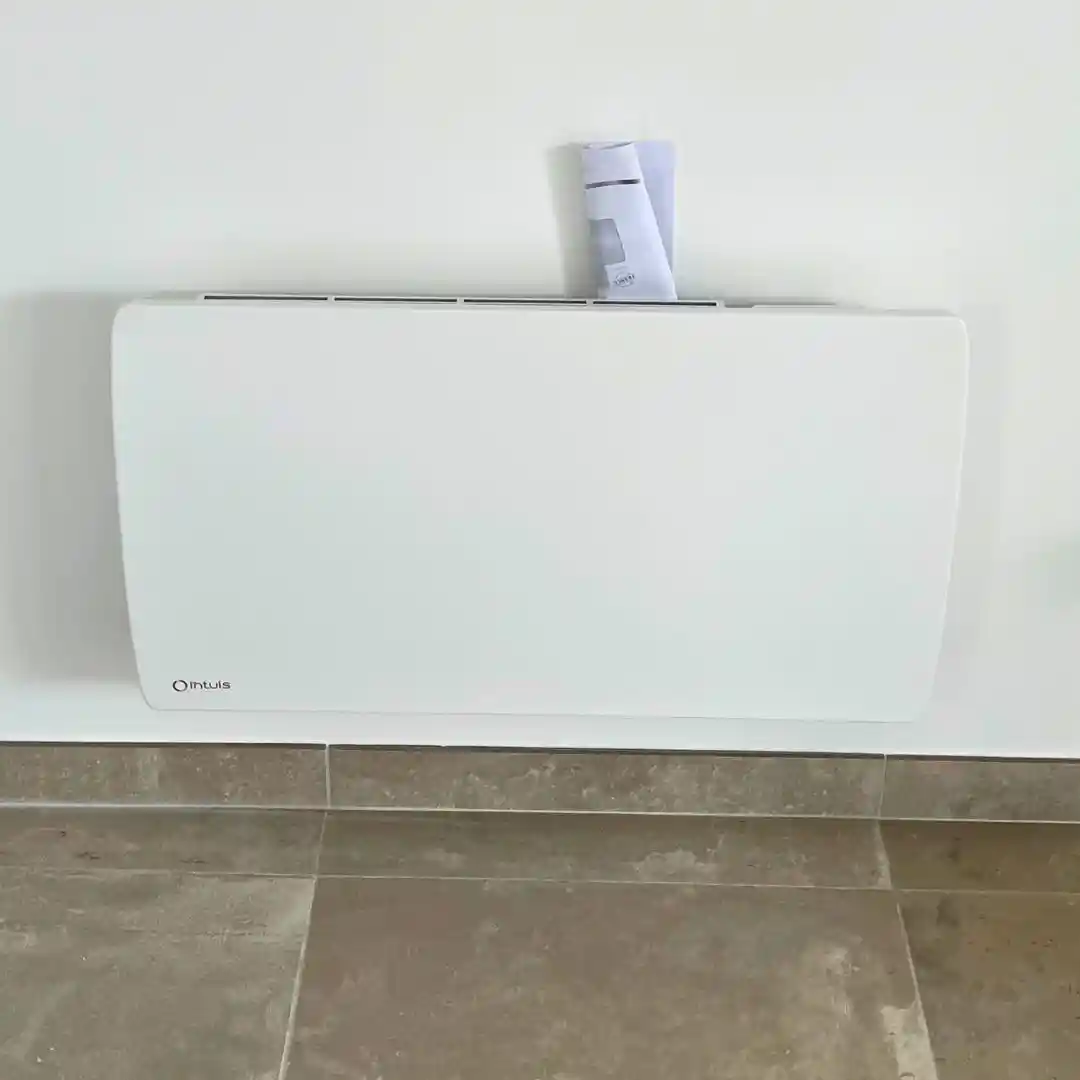 installation de chauffage electrique connecte moderne dans une maison neuve