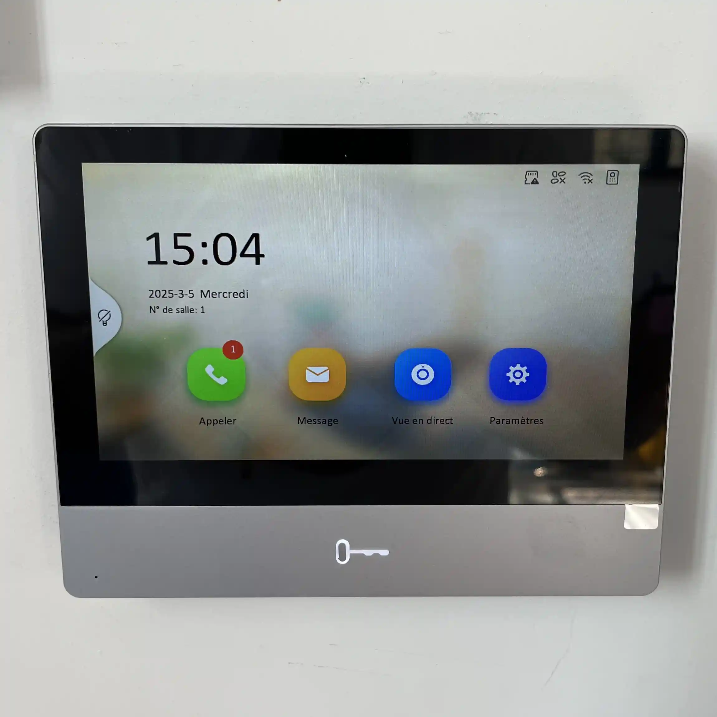 installation d'un panneau de gestion connecté de domotique residentiel