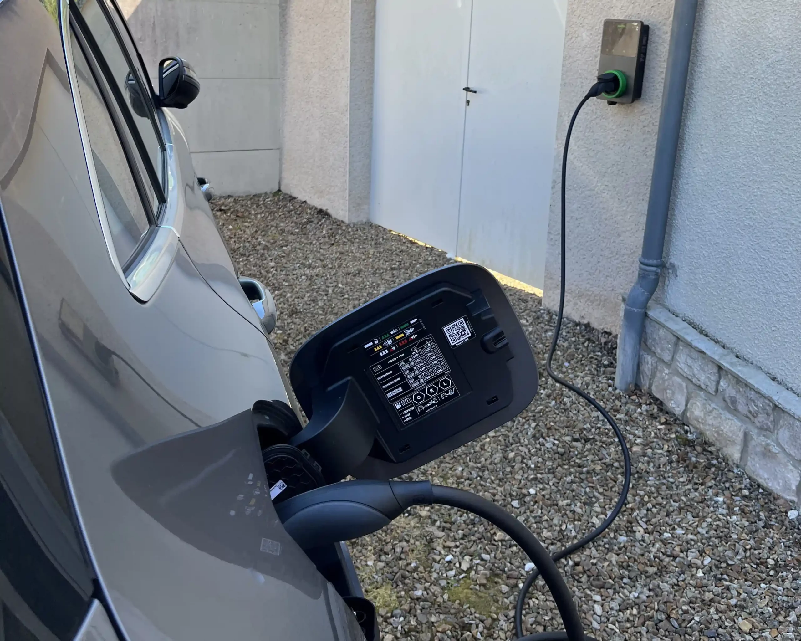 vehicule haut de gamme en train de recharger a domicile grace à une borne de recharge IRVE installe par electrizen