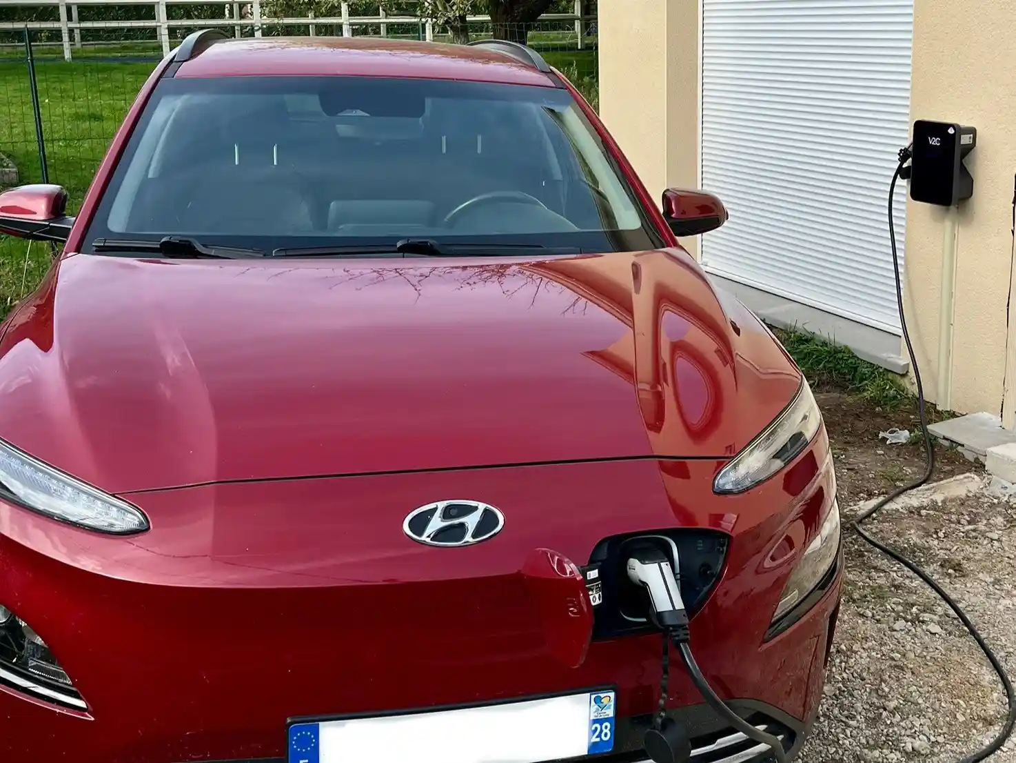 voiture chargeant sur une borne de recharge irve sur une maison a dreux