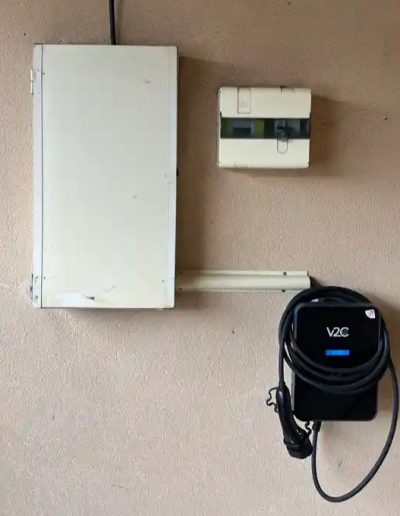 Installation IRVE complete avec borne V2C Trydan Pro tableau electrique et protections dediees